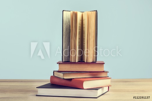 Picture of Libros sobre una mesa de madera y un fondo celeste Vista de frente Copy space